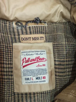 Chaqueta beige con capucha y forro de cuadros