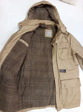 Chaqueta beige con capucha y forro de cuadros