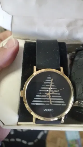 Reloj Guess Negro y Dorado