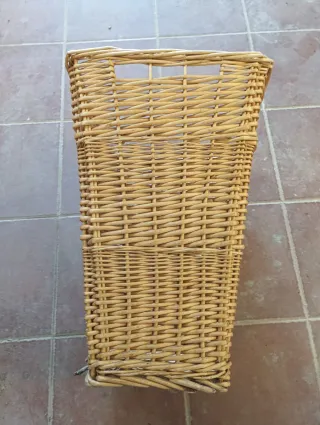 Cesta mimbre antigua fuerte con asas