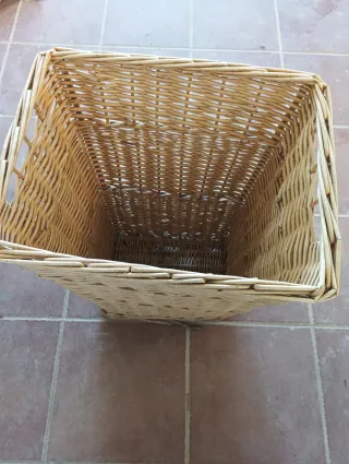 Cesta mimbre antigua fuerte con asas