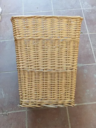 Cesta mimbre antigua fuerte con asas