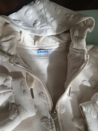 Chaqueta Mayoral niña beige con corazones. 10 años