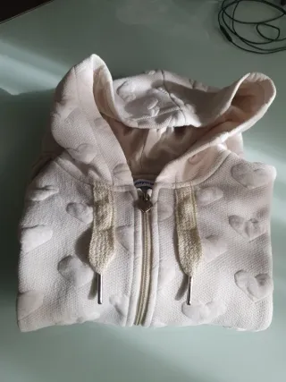 Chaqueta Mayoral niña beige con corazones. 10 años