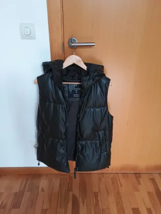 Chaleco acolchado capucha Stradivarius Talla S