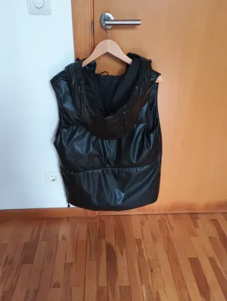 Chaleco acolchado capucha Stradivarius Talla S