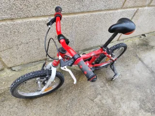 Bicicleta infantil roja