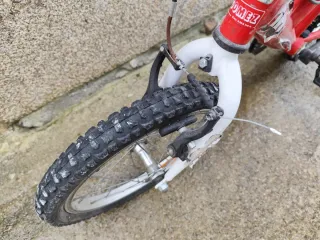 Bicicleta infantil roja