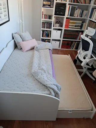 Cama nido doble de color blanco.