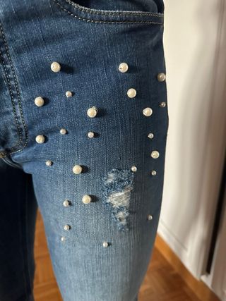 Maglione Kontatto nero con jeans perla