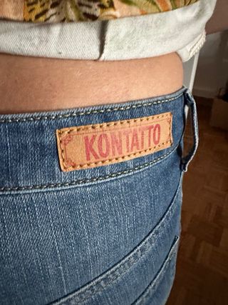 Maglione Kontatto nero con jeans perla