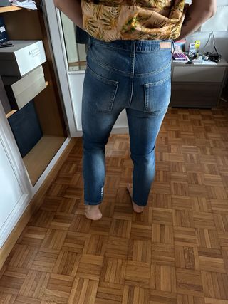 Maglione Kontatto nero con jeans perla