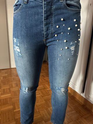 Maglione Kontatto nero con jeans perla