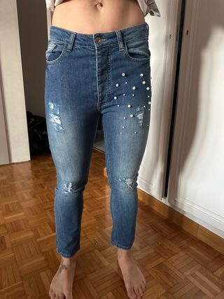 Maglione Kontatto nero con jeans perla