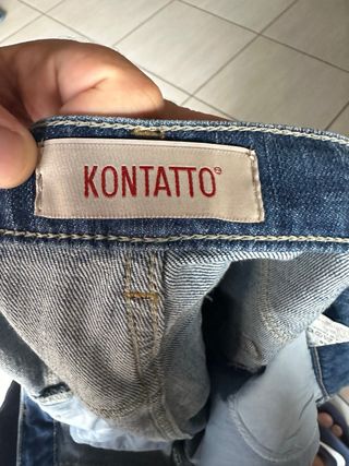 Maglione Kontatto nero con jeans perla