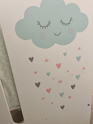 Cuna blanca con protector de cuna