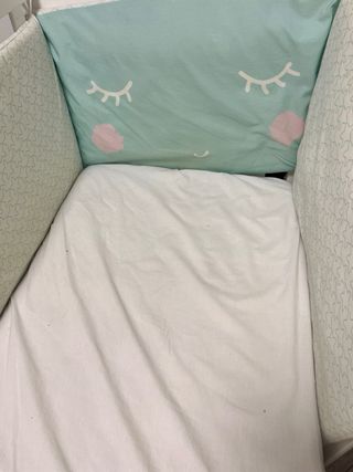 Cuna blanca con protector de cuna