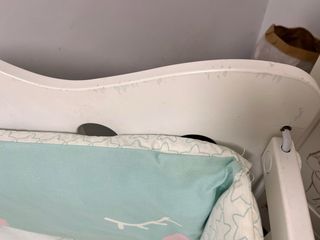 Cuna blanca con protector de cuna