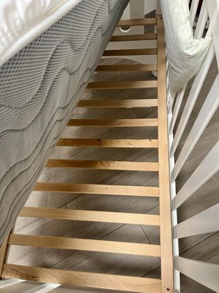 Cuna blanca con protector de cuna