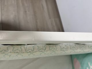 Cuna blanca con protector de cuna