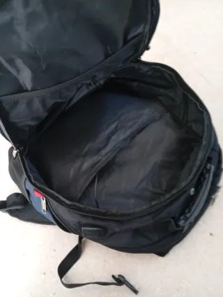 Mochila negra y azul