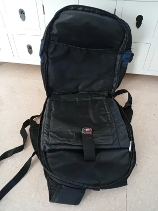 Mochila negra y azul