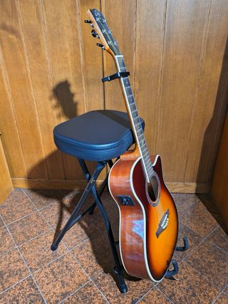 Sgabello per chitarristi con reggichitarra