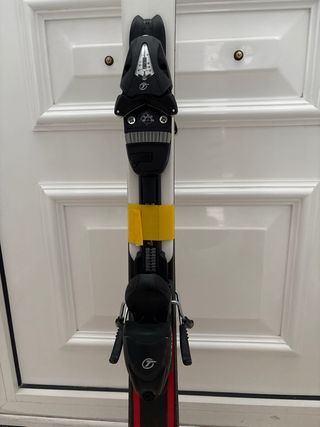 Esquí con fijaciones . Head 137