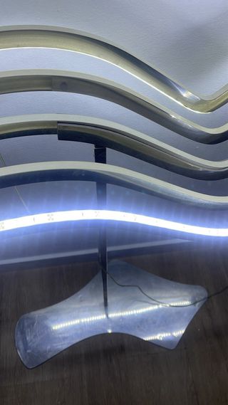 Lámpara de pie LED diseño escultórico