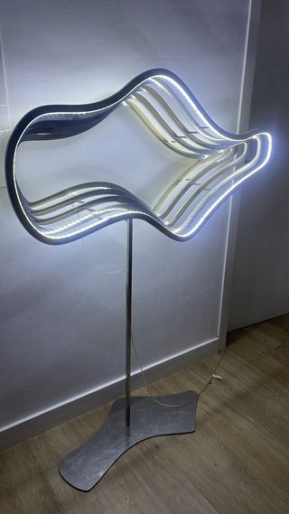 Lámpara de pie LED diseño escultórico