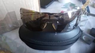 Gafas de sol plateadas y negras