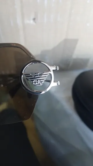 Gafas de sol plateadas y negras