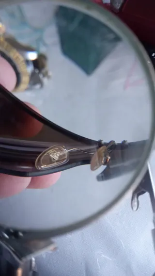 Gafas de sol plateadas y negras