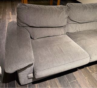 Divani modulari grigi e beige.