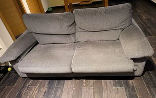 Divani modulari grigi e beige.