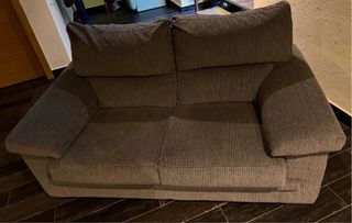 Divani modulari grigi e beige.