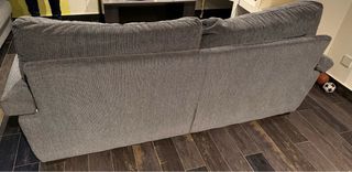 Divani modulari grigi e beige.