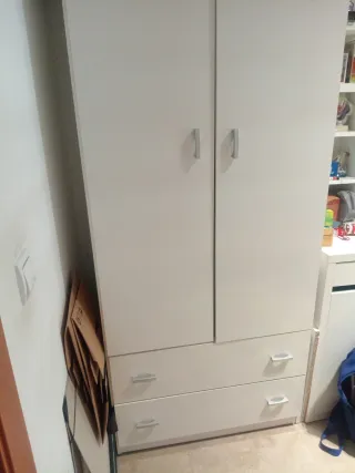 Armario blanco de madera