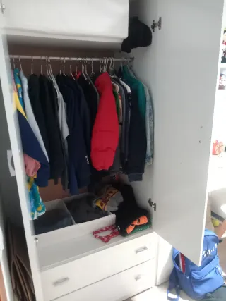 Armario blanco de madera