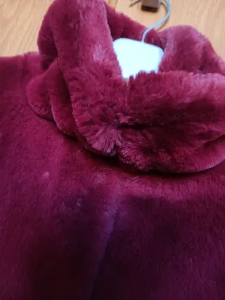 Chaquetón pelo sintético granate