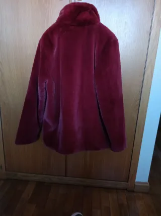 Chaquetón pelo sintético granate