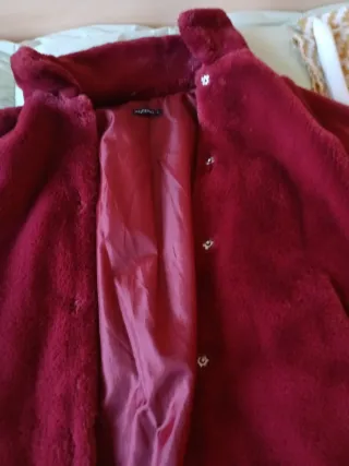 Chaquetón pelo sintético granate