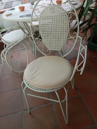 Mesa redonda vintage con candelabro