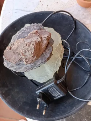 Mesa redonda vintage con candelabro