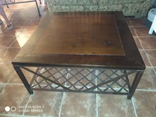 Mesa de centro de madera oscura