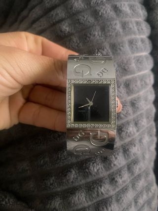 Reloj Guess plateado y negro con pedrería