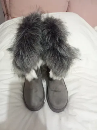 Botas de pelo grises y blancas