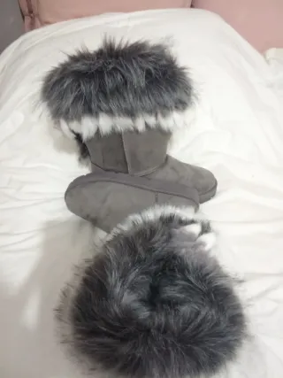 Botas de pelo grises y blancas