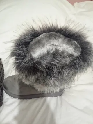 Botas de pelo grises y blancas