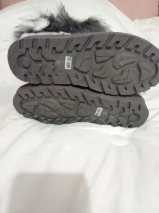 Botas de pelo grises y blancas